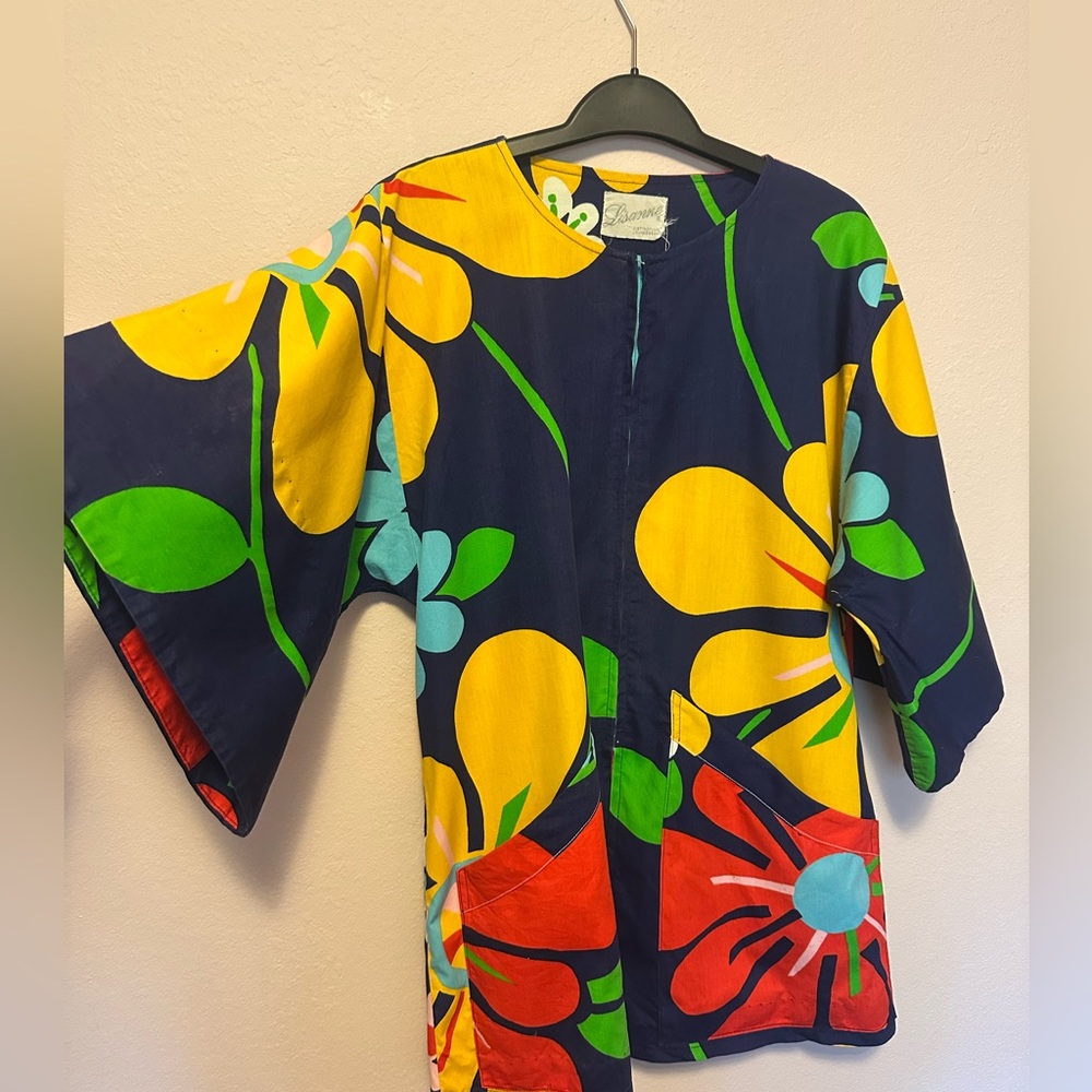 Vintage 1960s daisy flower Hawaiian (?) lounge cover-up or blouse